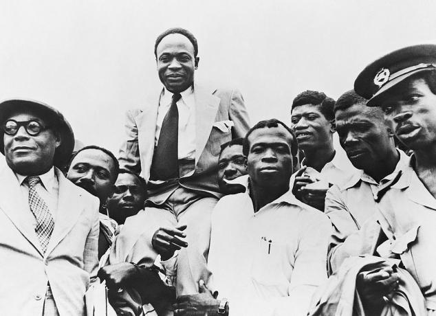 Sort / hvidt foto af Kwame Nkrumah bæres på mænds skuldre ved Ghanas uafhængighed.