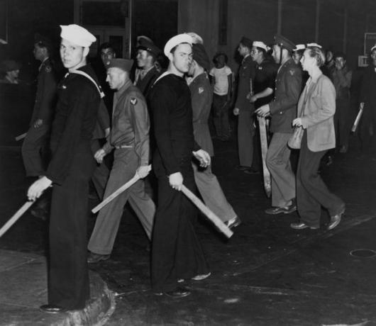 Bander af amerikanske sømænd og marinesoldater bevæbnet med pinde under Zoot Suit Riots, Los Angeles, Californien, juni 1943.