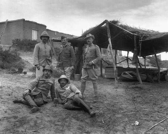 Krigskorrespondenter, inklusive Rudyard Kipling, på Glover Island
