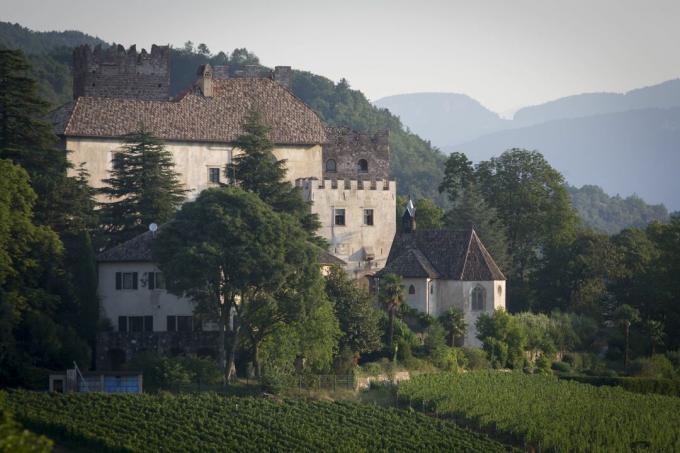 befæstet hus med crenellation i bakkerne i Italien