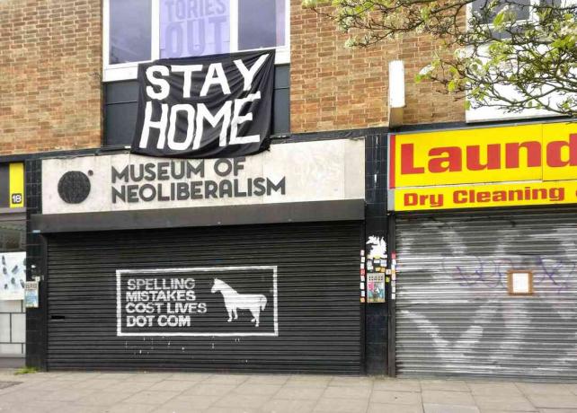 Stort STAY HOME-skilt over lukket Museum for Neoliberalisme i Lewsiham, London, England.