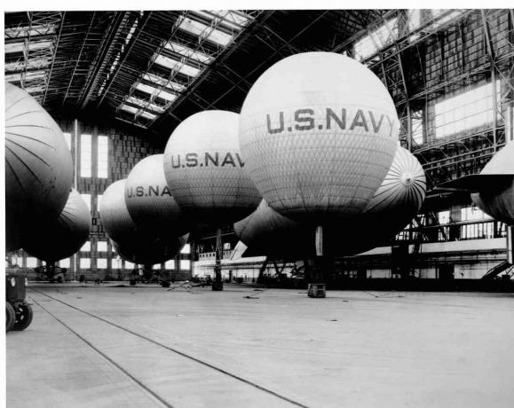 Fire oppustede frie balloner med ikke-stift luftskib i LTA-hangar ved NAS Lakehurst, NJ 15. april 1940