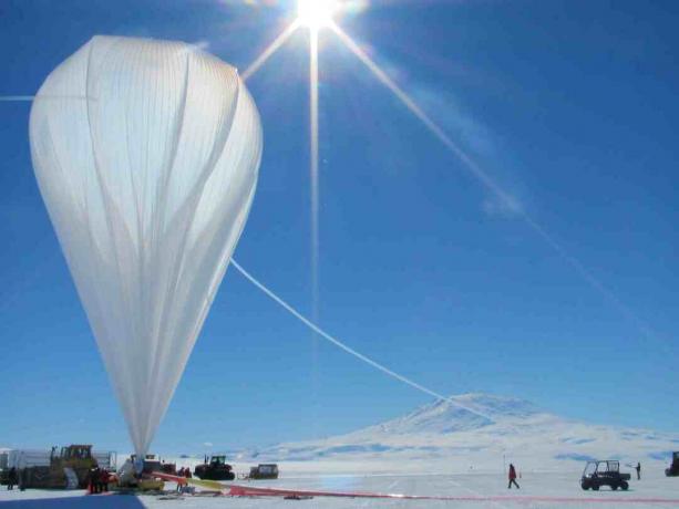 Kosmiske stråler kan detekteres ved ballonflyvninger.