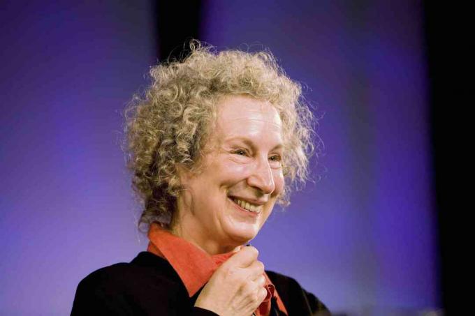 Billede af Margaret Atwood smilende mod en lilla baggrund