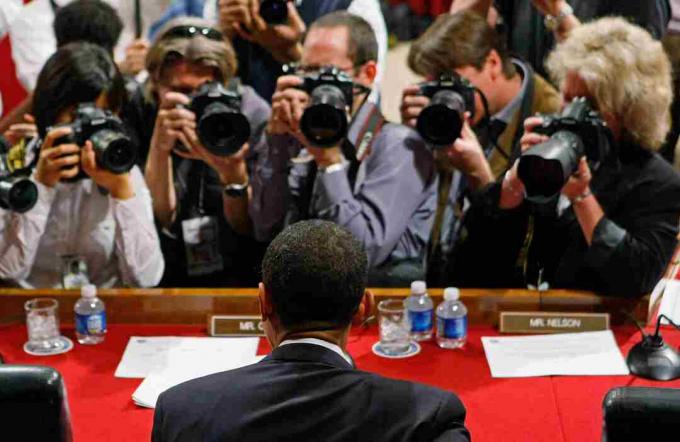 Fotografi af fotografer omgivet af senator Barack Obama ved høringen af ​​senatet.