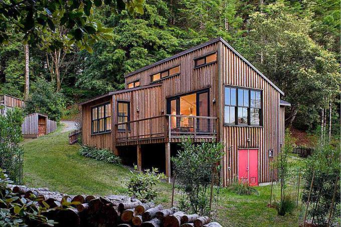 Lodret udvendig sidespor på Mendocino County Cottage af arkitekt Cathy Schwabe, AIA