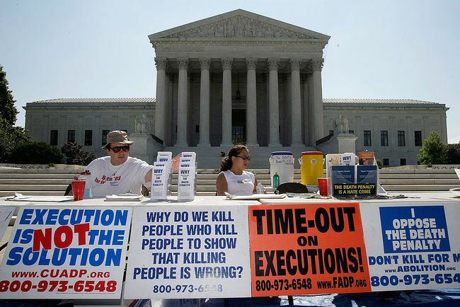 Aktivister deltager i en vågevagt mod dødsstraffen foran den amerikanske højesteret den 1. juli 2008 i Washington, DC.