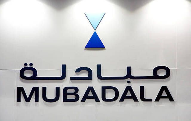 Mubadala Development Co.'s logo vises på deres udstillingsbås under Singapore Airshow i Singapore