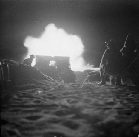 Fotografi af skyderi af artilleri om natten.